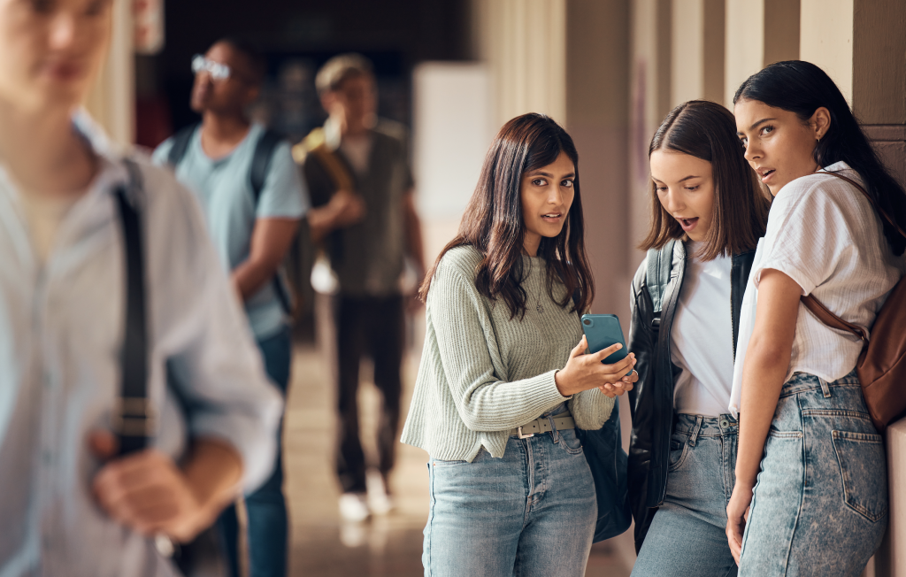 Fake friend or fake friend – 7 behaviors we should know about fake friends